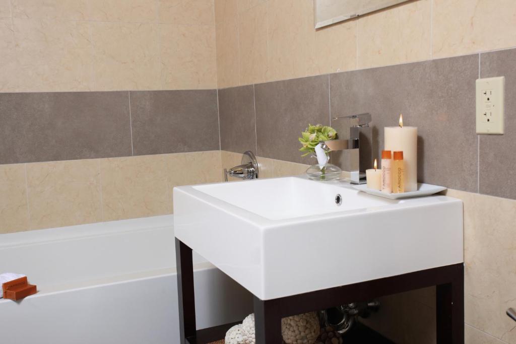 Pointe Plaza Hotel - Triple Suite