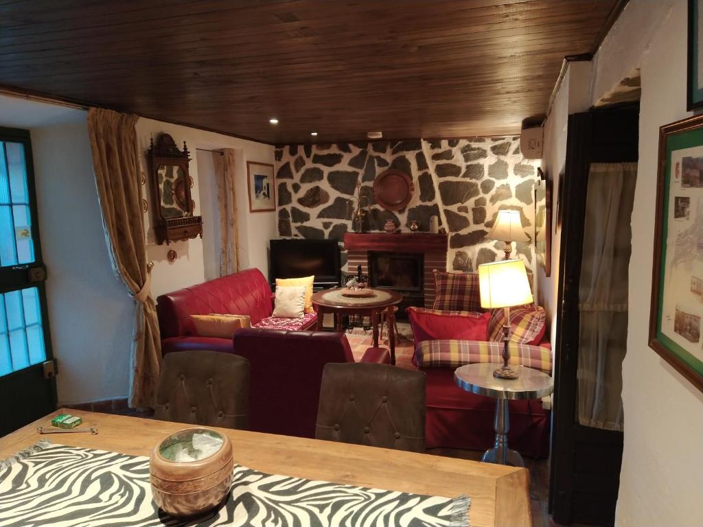 una sala de estar con una pared de estampado de cebra en Alojamiento Rural Huerto del Francés Dormitorios y baños disponibles según nº de huéspedes, en Pegalajar