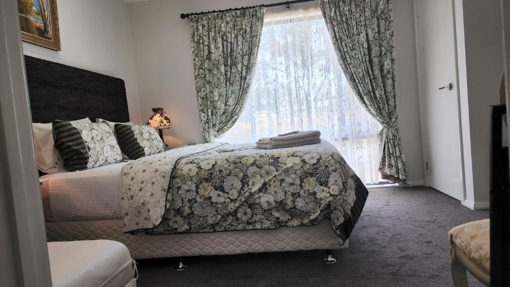 Letto o letti in una camera di Gowrie Agapanthus