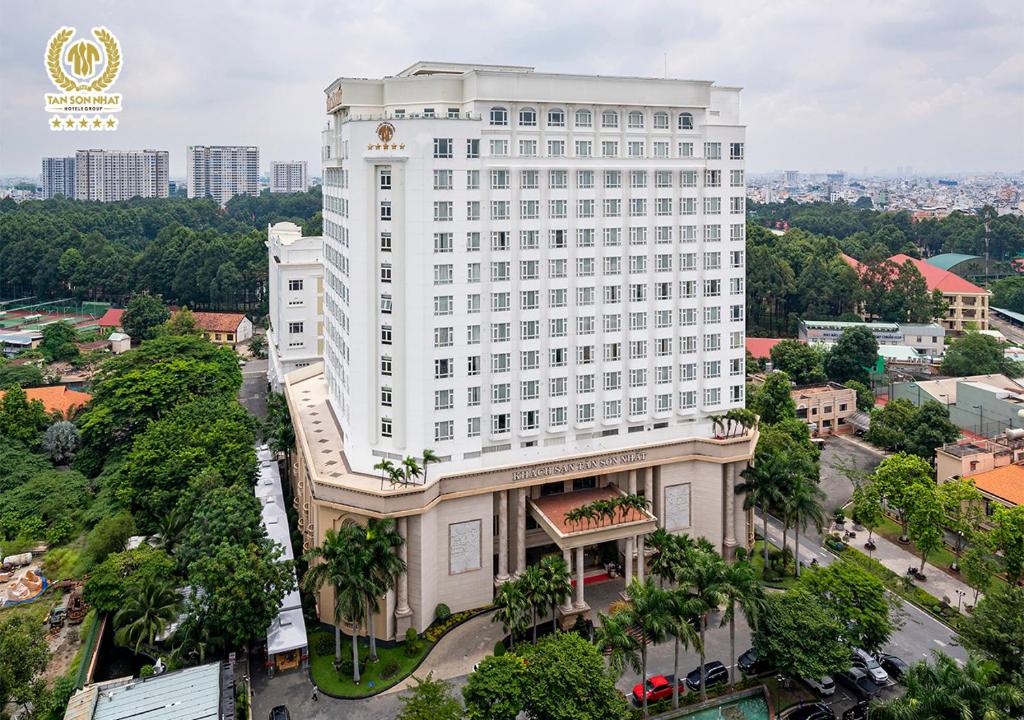 einen Ausblick über ein großes weißes Gebäude in der Unterkunft Tan Son Nhat Saigon Hotel in Ho-Chi-Minh-Stadt
