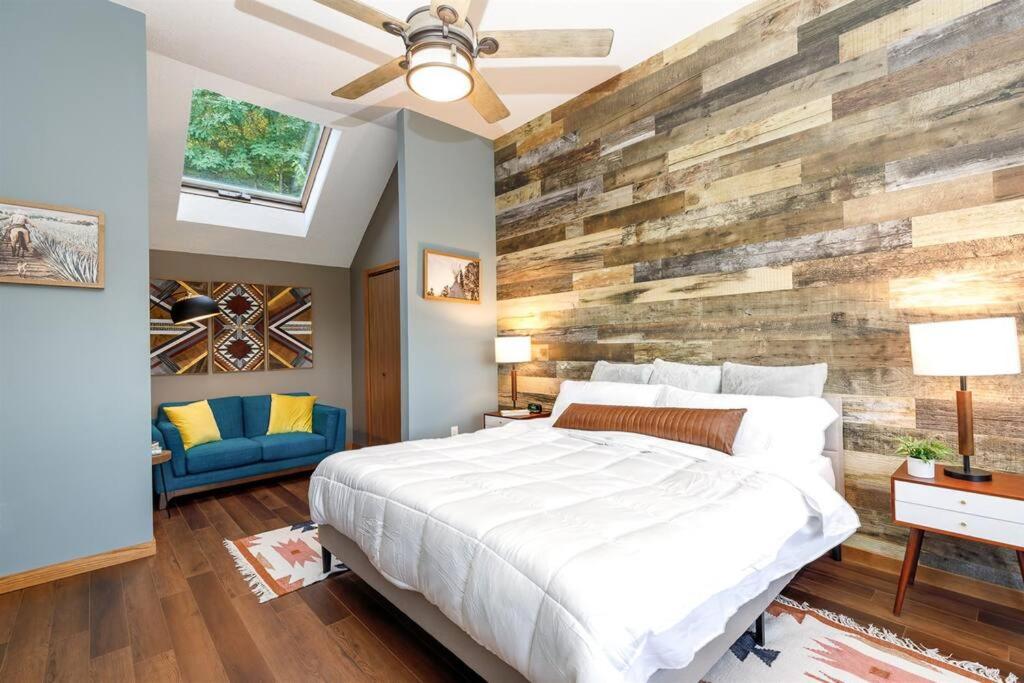 1 dormitorio con 1 cama grande y pared de madera en Relaxing 2Bedroom Townhome w/Playroom & Great View, en Galena