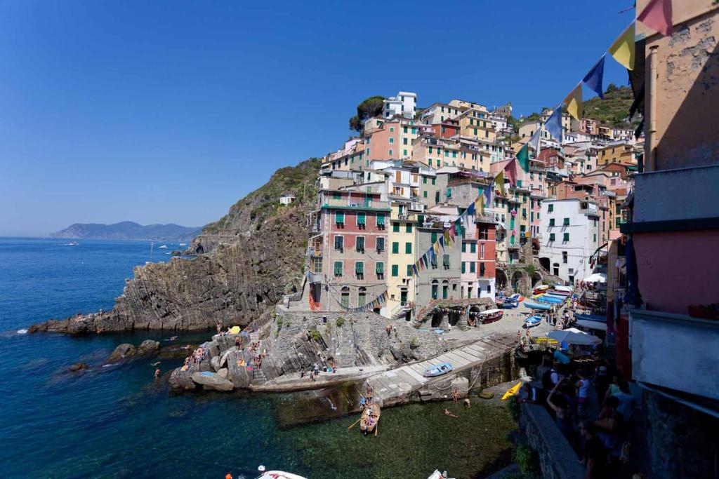 eine Gruppe von Gebäuden auf einem Hügel neben dem Wasser in der Unterkunft Scorci Di Mare in Riomaggiore