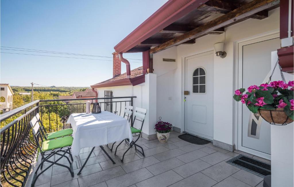 a patio with a table and chairs on a balcony at Gorgeous Apartment In Musalez With Kitchen in Musalez