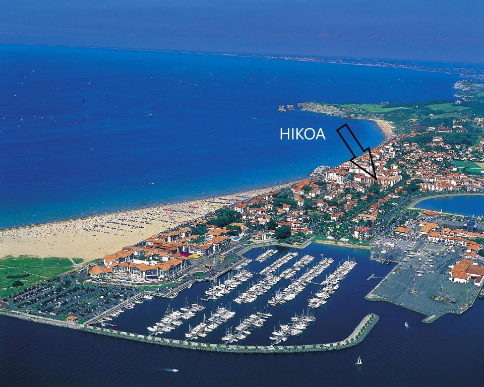 アンダイエにあるHikoa Hendaia-Hendaye plageの水上の船を用いた港の空中風景