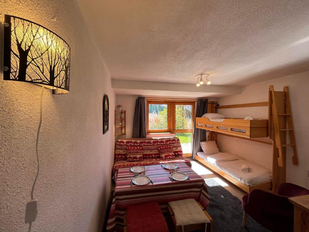 Fotografia z galérie ubytovania Studio confortable avec balcon, ski aux pieds, proche navette, Chalet les Sylvanelles, Les Allues - FR-1-688-32 v destinácii Méribel