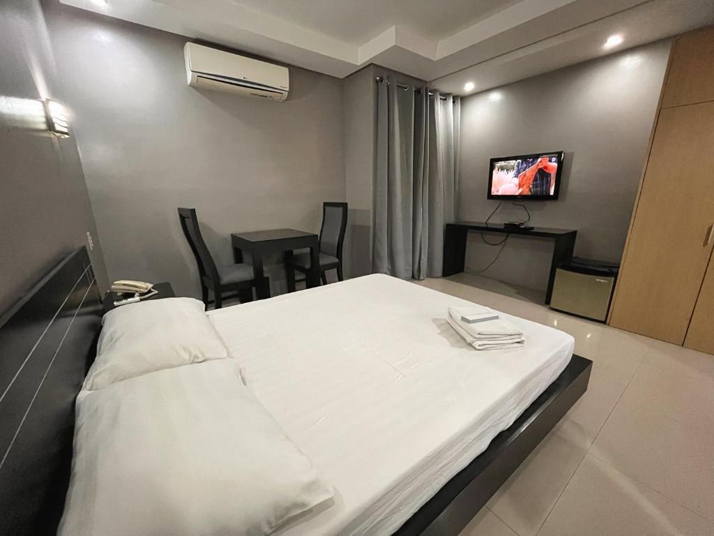 Postel nebo postele na pokoji v ubytování Rumi Apartelle Hotel