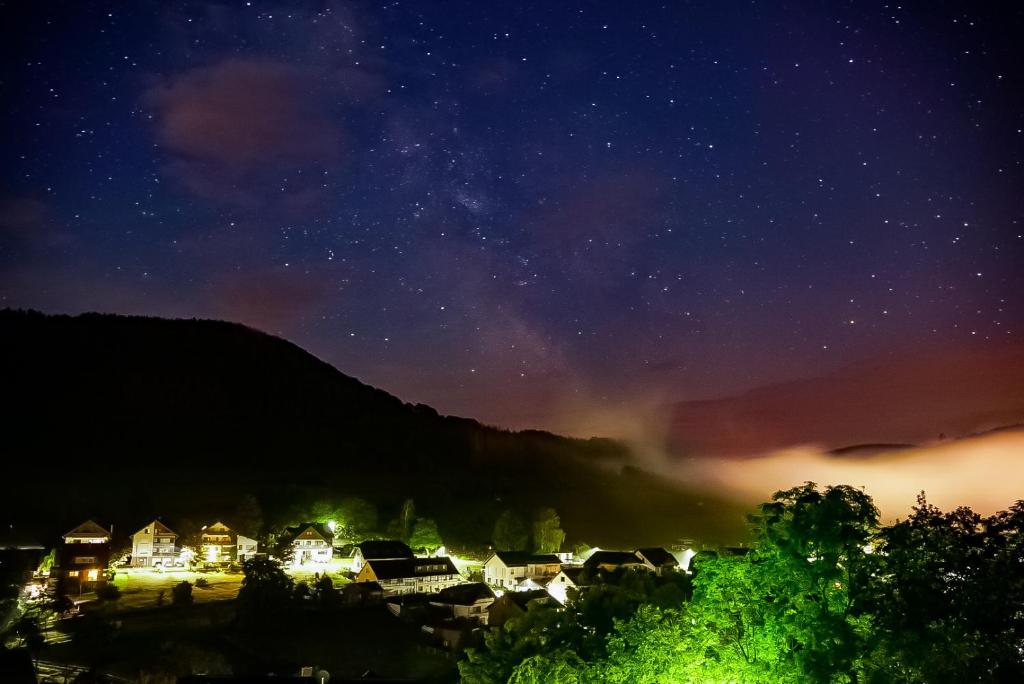 Une nuit étoilée avec la voie laiteuse dans l'établissement Ferienhaus Sonnendeck 2, à Simmerath