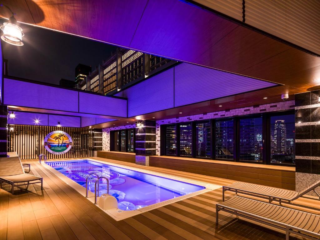 Bazén v ubytování APA Hotel & Resort Roppongi Ekihigashi nebo v jeho okolí