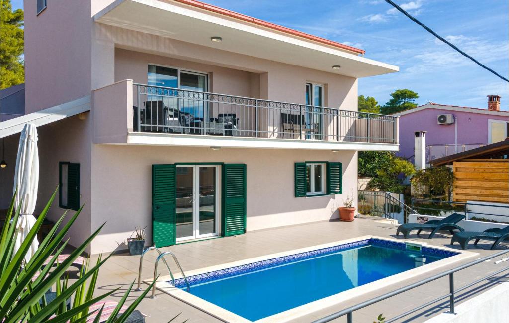 une villa avec une piscine et une maison dans l'établissement 3 Bedroom Lovely Home In Nova, à Vela Luka