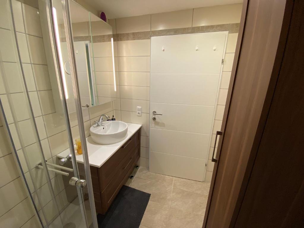 Kúpeľňa v ubytovaní Apartment „AlpView“,Tirol mit Sauna und Pool