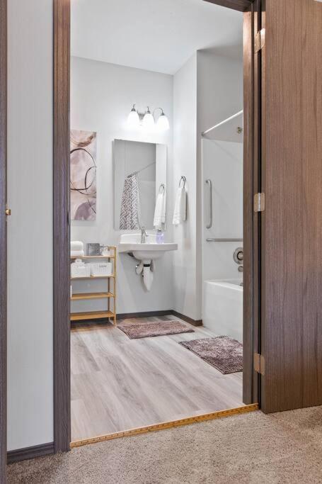 Koupelna v ubytování Full ADA Unit - 2 Bed 2 Bath Unit Near Downtown