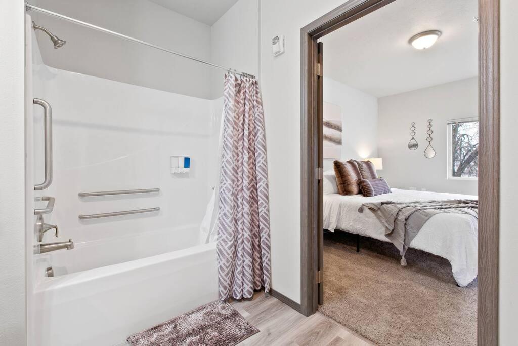 Postel nebo postele na pokoji v ubytování Full ADA Unit - 2 Bed 2 Bath Unit Near Downtown
