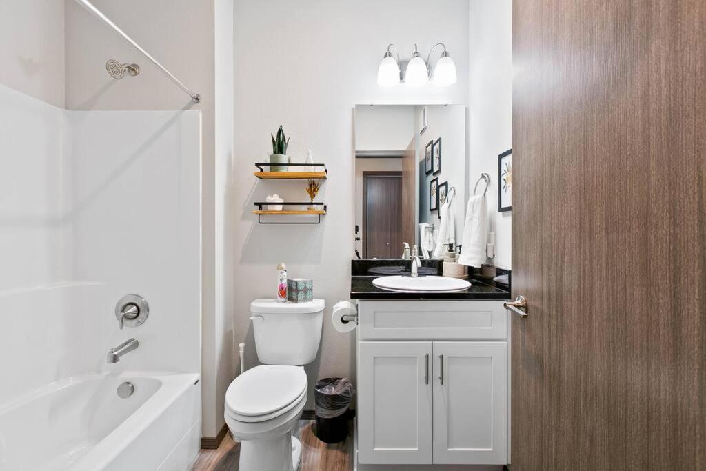 Koupelna v ubytování Full ADA Unit - 2 Bed 2 Bath Unit Near Downtown