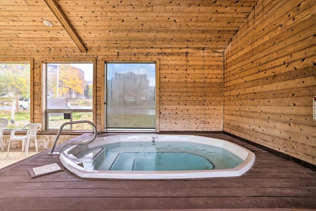 Fotografie z fotogalerie ubytování Cozy Studio with Balcony, Walk to Brian Head Resort! v destinaci Brian Head