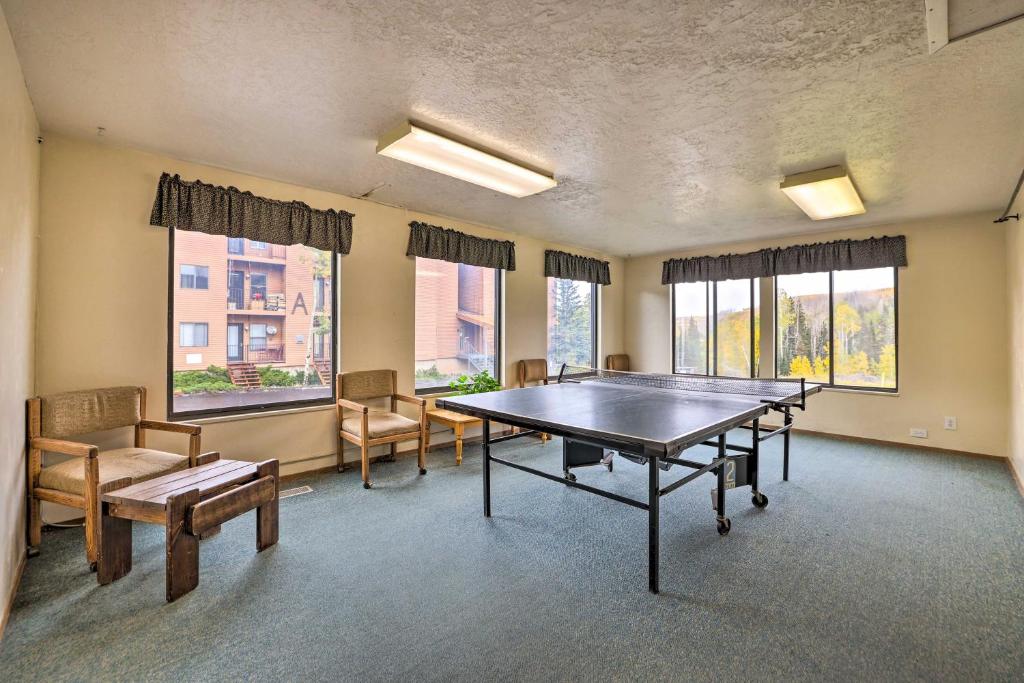 Stolní tenis v ubytování Cozy Studio with Balcony, Walk to Brian Head Resort! nebo okolí