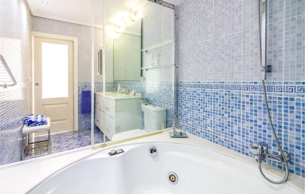 A bathroom at Stunning Apartment In Águilas With Wifi