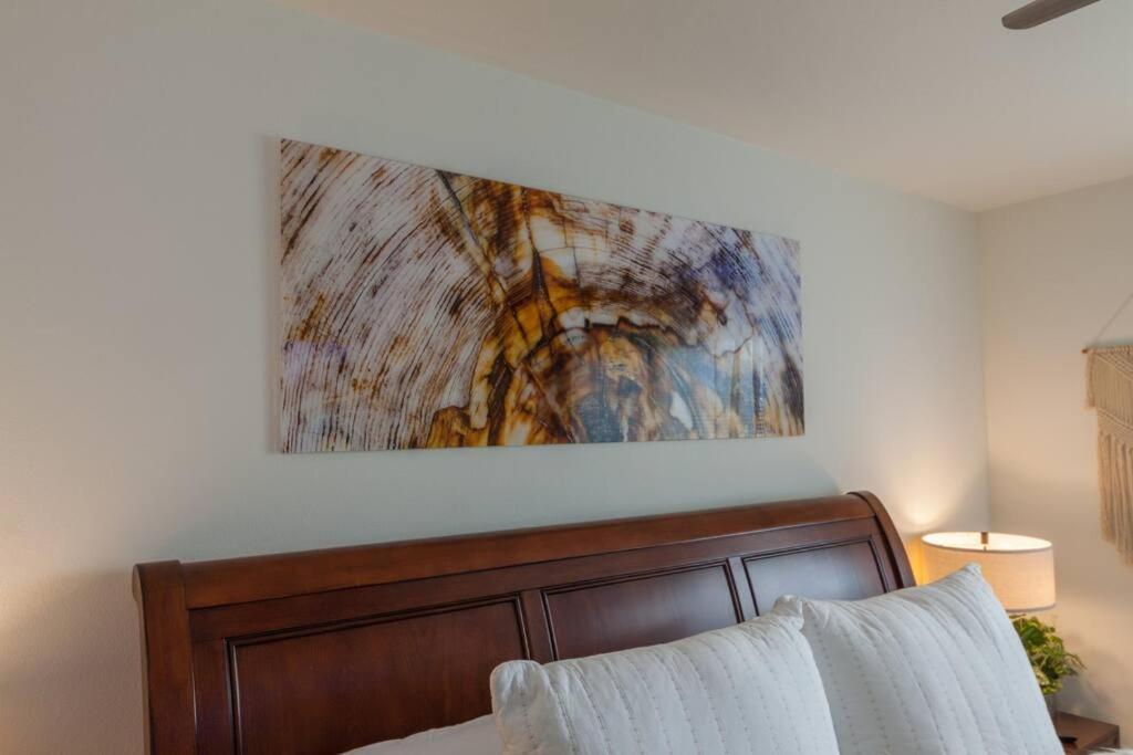 Postel nebo postele na pokoji v ubytování Modern Decor & Style KING bed Wifi with Garage