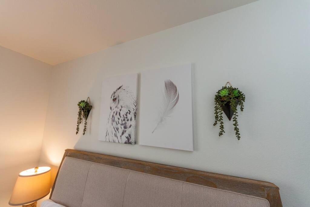 Postel nebo postele na pokoji v ubytování Modern Decor & Style KING bed Wifi with Garage