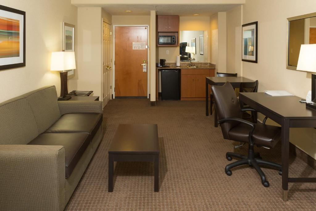 Holiday Inn Express Hotel & Suites Jacksonville Airport by IHG - Suite Queen Con Sofá Cama