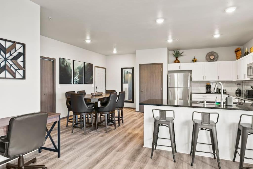 - une cuisine et une salle à manger avec une table et des chaises dans l'établissement Spacious NEW 2 bed 2 bath apt by Downtown Spokane, à Spokane