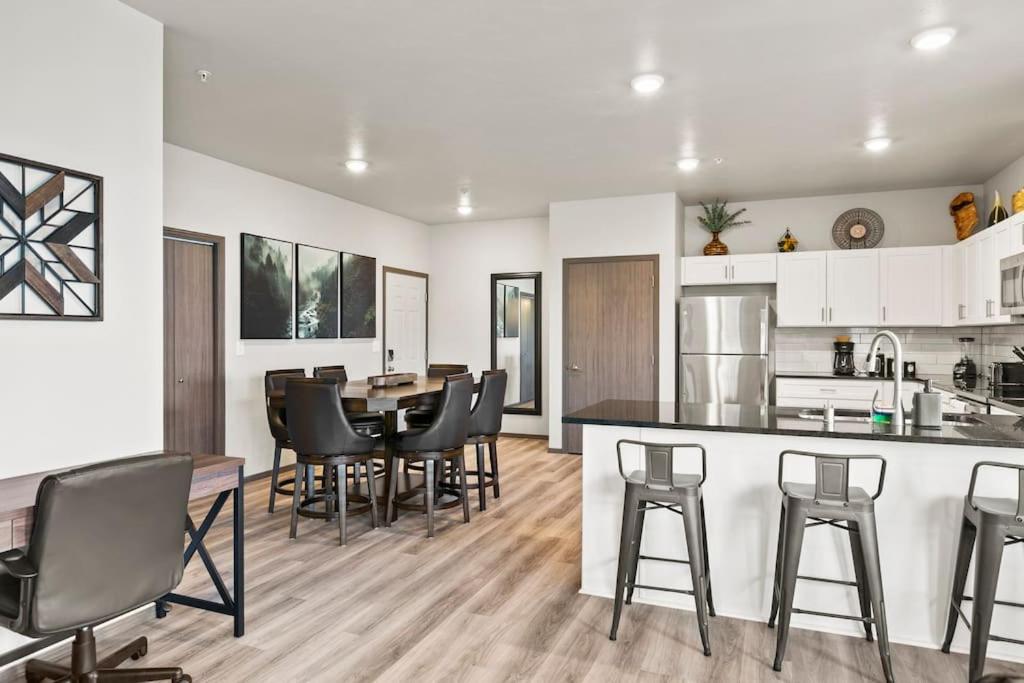 Kuchyň nebo kuchyňský kout v ubytování Spacious NEW 2 bed 2 bath apt by Downtown Spokane