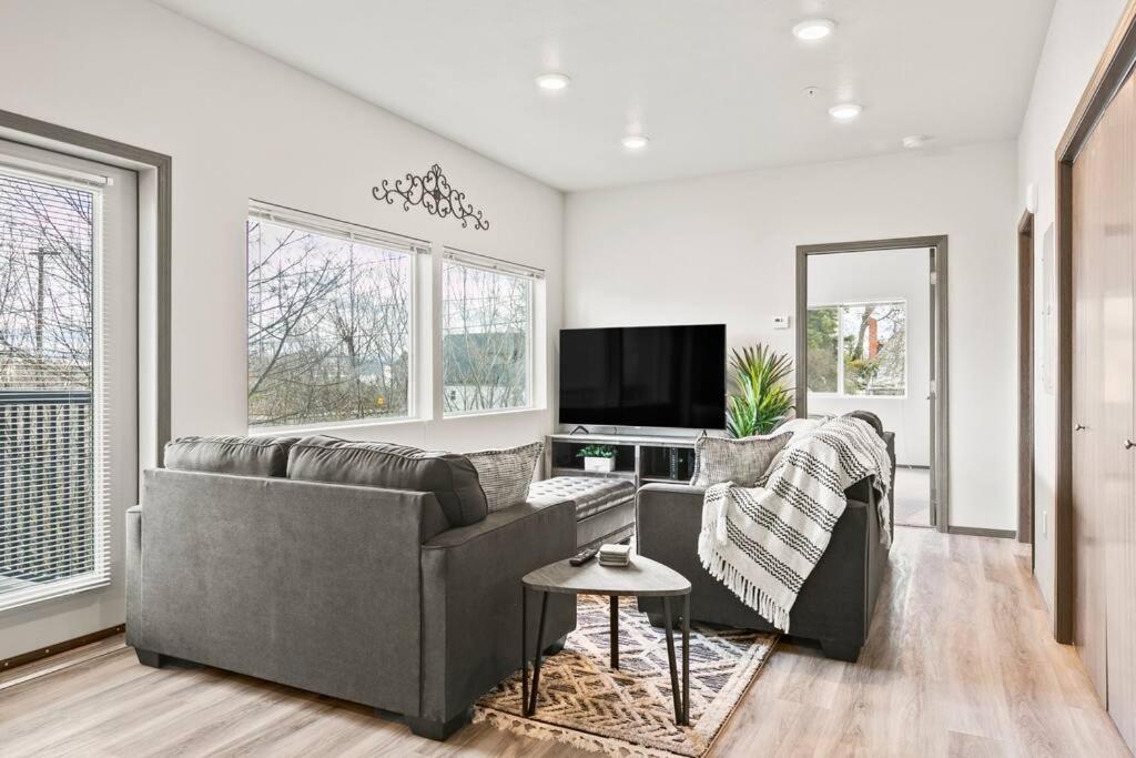 TV a/nebo společenská místnost v ubytování Spacious NEW 2 bed 2 bath apt by Downtown Spokane