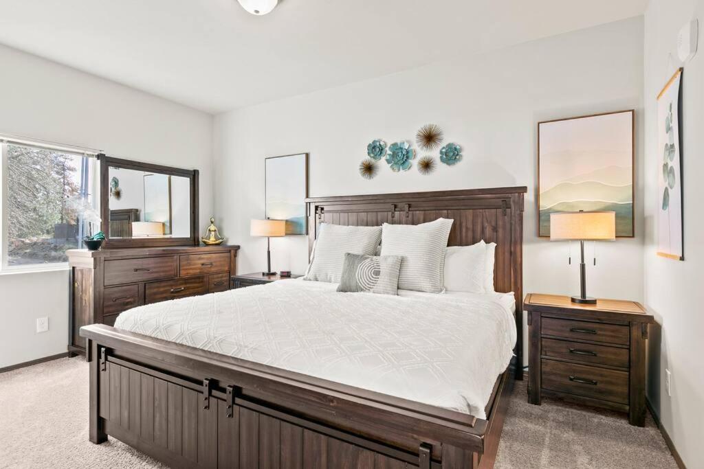 Postel nebo postele na pokoji v ubytování Spacious NEW 2 bed 2 bath apt by Downtown Spokane