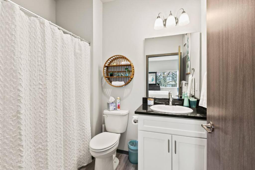 Koupelna v ubytování Spacious NEW 2 bed 2 bath apt by Downtown Spokane