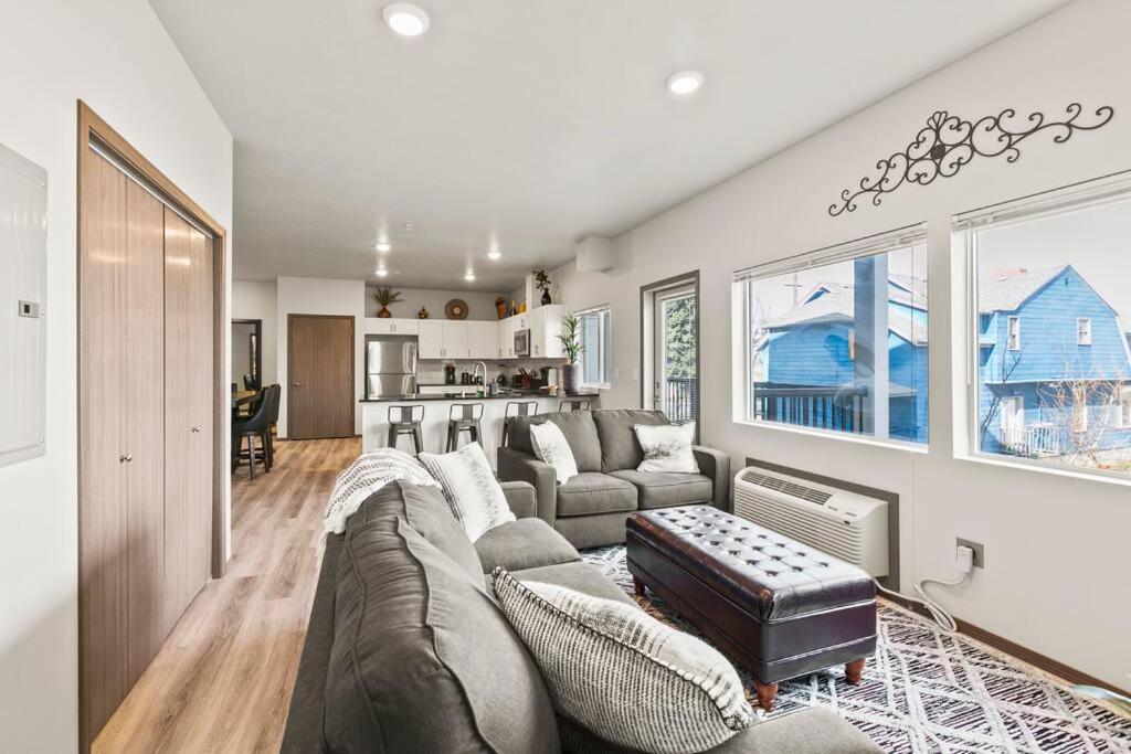 Kuchyň nebo kuchyňský kout v ubytování Spacious NEW 2 bed 2 bath apt by Downtown Spokane