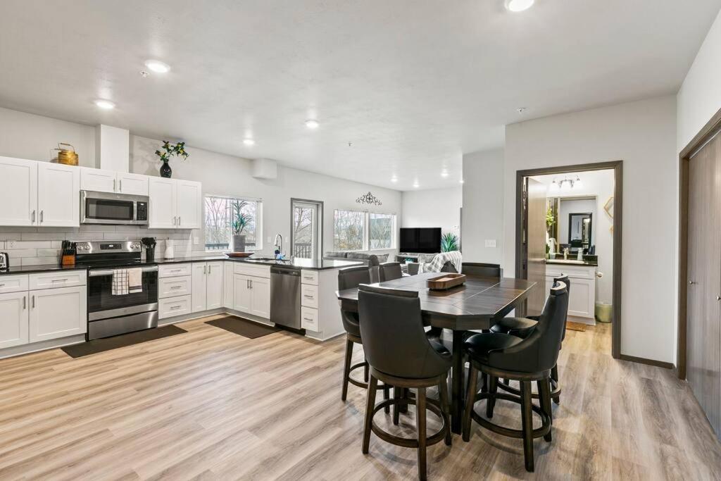 Kuchyň nebo kuchyňský kout v ubytování Spacious NEW 2 bed 2 bath apt by Downtown Spokane