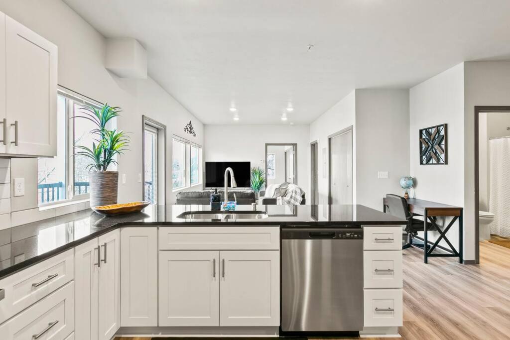 Kuchyň nebo kuchyňský kout v ubytování Spacious NEW 2 bed 2 bath apt by Downtown Spokane