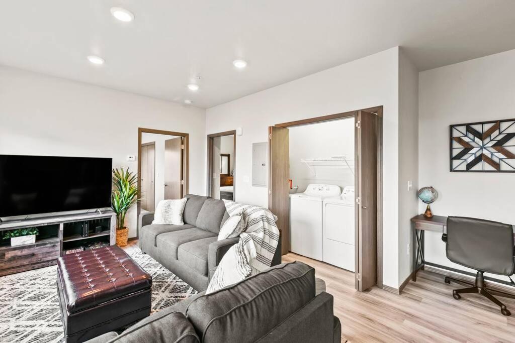 TV a/nebo společenská místnost v ubytování Spacious NEW 2 bed 2 bath apt by Downtown Spokane