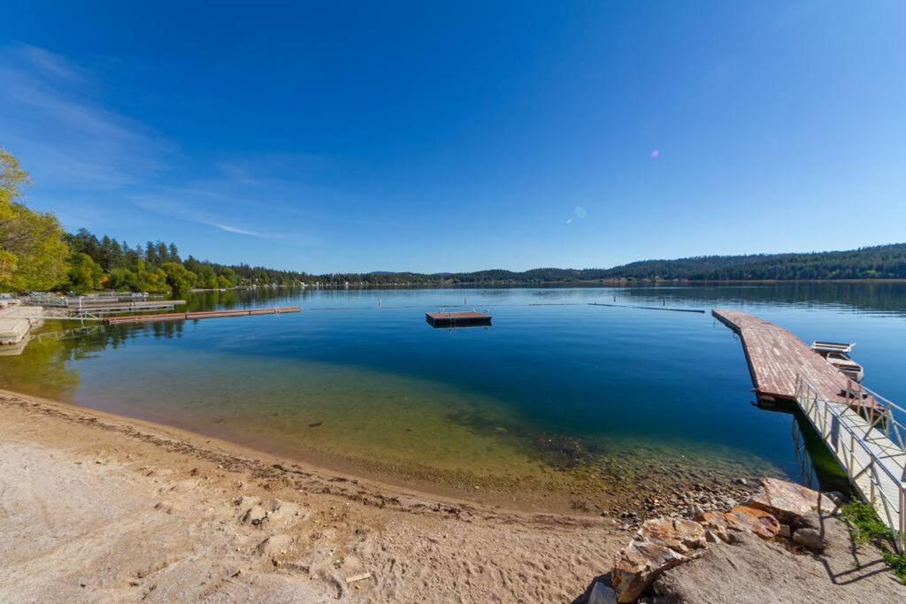 Blick auf einen See mit einem Boot im Wasser in der Unterkunft Beautiful Triplex Unit With Spectacular Lake View! in Valley