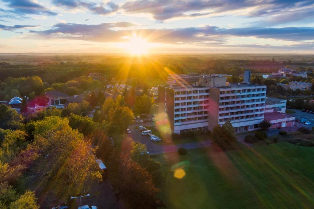 Východ nebo západ slunce při pohledu z hotelu nebo okolí