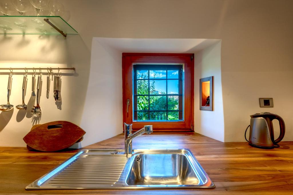 Fotografie z fotogalerie ubytování Karst house Žan Pliskovica with private pool v destinaci Dutovlje
