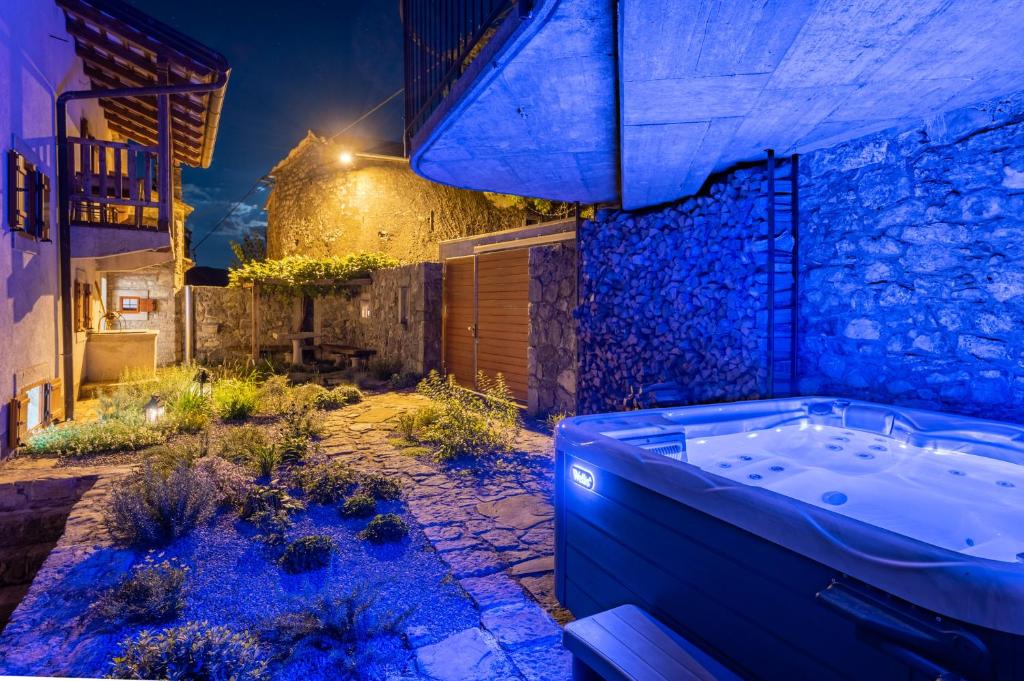 Fotografie z fotogalerie ubytování Karst house Žan Pliskovica with private pool v destinaci Dutovlje