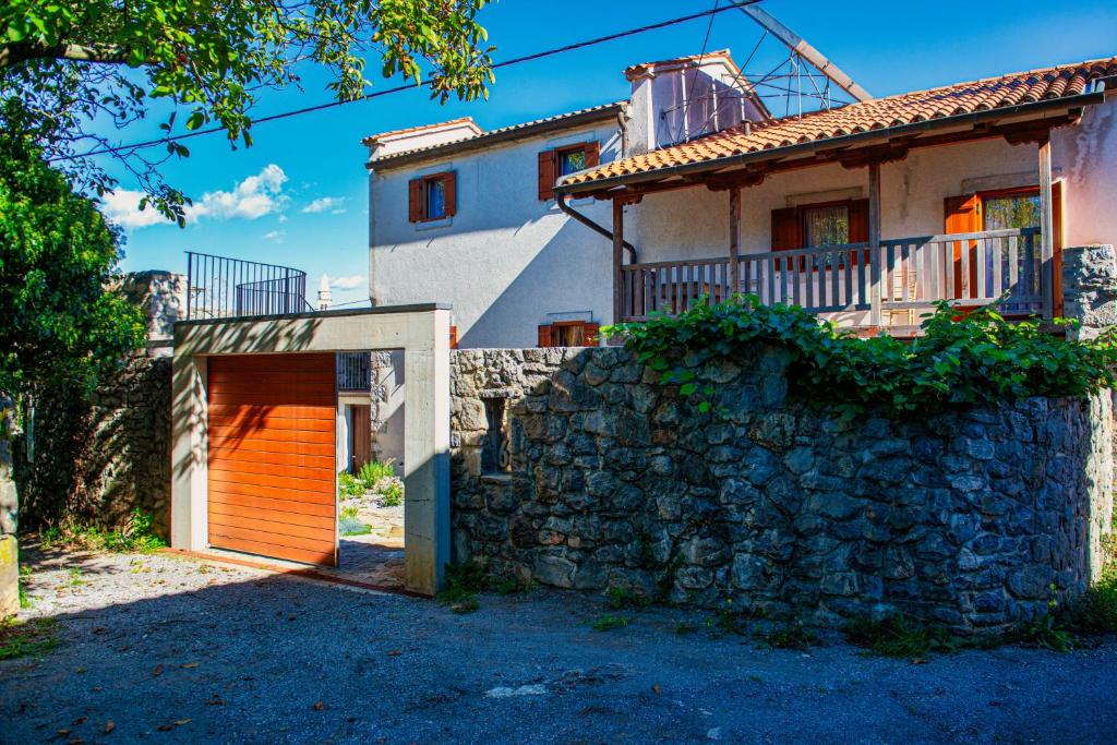 Budova, kde se vila nachází