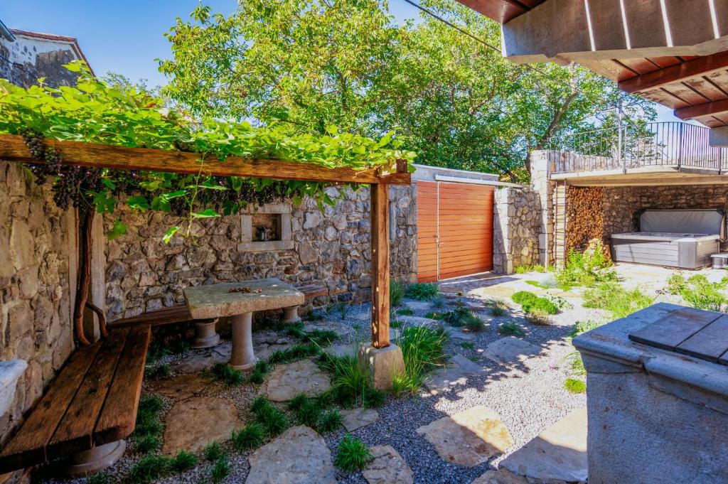 Zahrada ubytování Karst house Žan Pliskovica with private pool