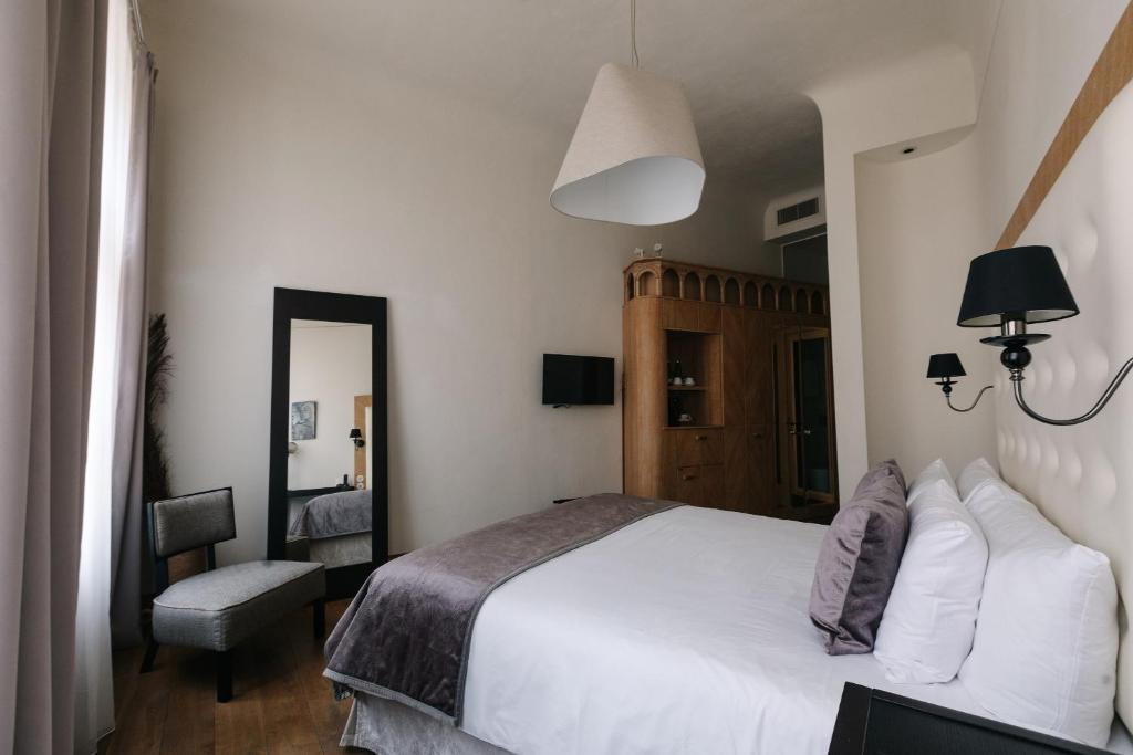 Postel nebo postele na pokoji v ubytování Dome Hotel