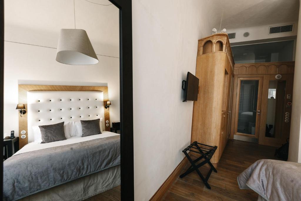 Postel nebo postele na pokoji v ubytování Dome Hotel
