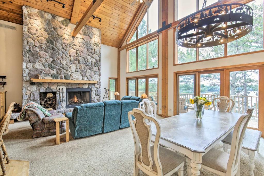 Waterfront Lake Tomahawk Cabin with Game Room!, Lake Tomahawk (updated