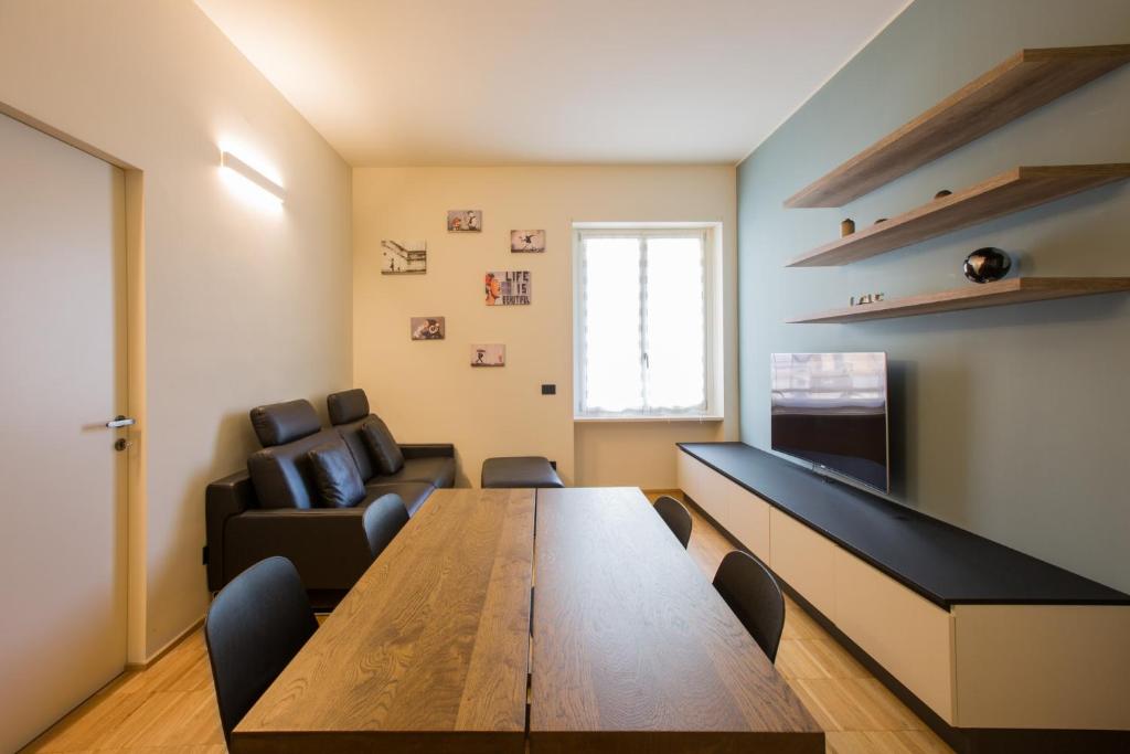 米蘭的住宿－Easylife - Moderno bilocale in zona Porta Romana，客厅配有桌子和沙发