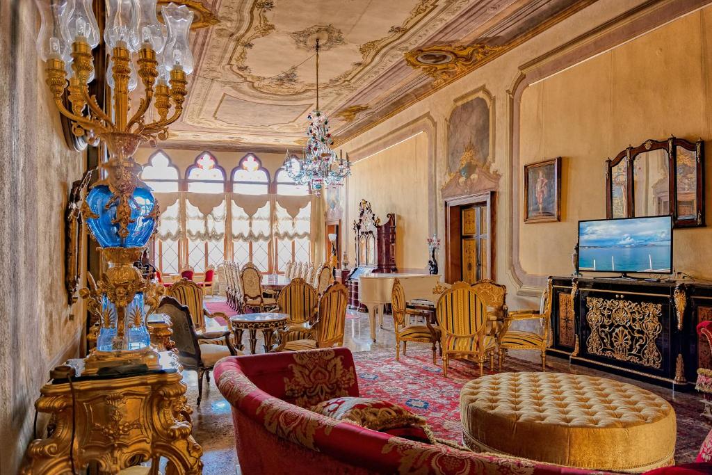 sala de estar con sofá, mesa y sillas en Palazzo Ca' Bernardo By Francesco Molon en Venecia