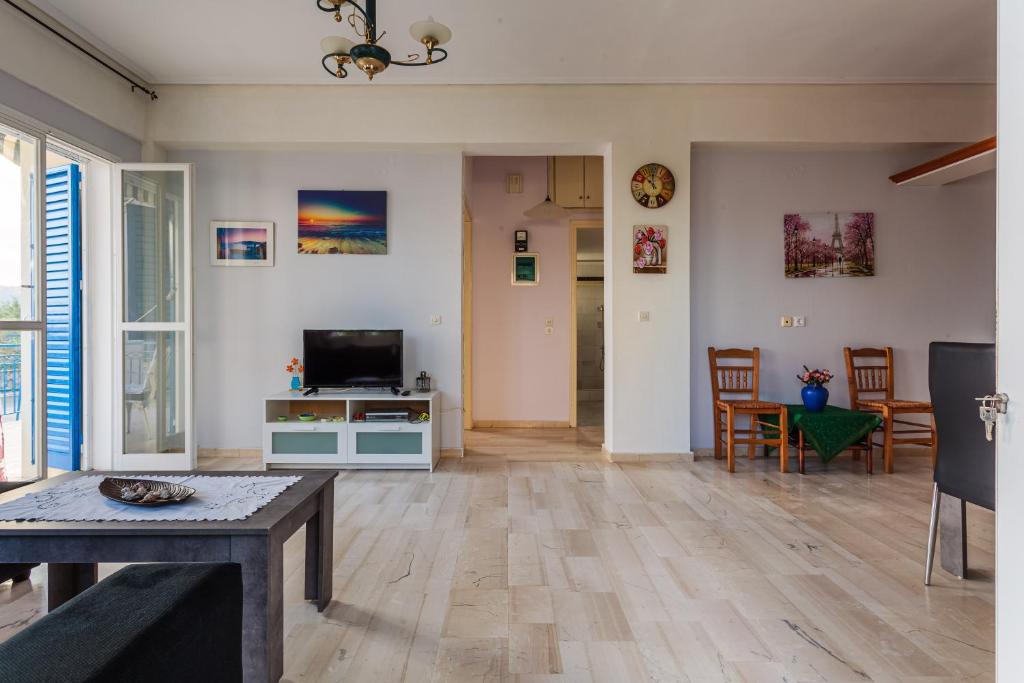 Televízia a/alebo spoločenská miestnosť v ubytovaní Koroni Seaview Retreats - Summer Escape Lodgings