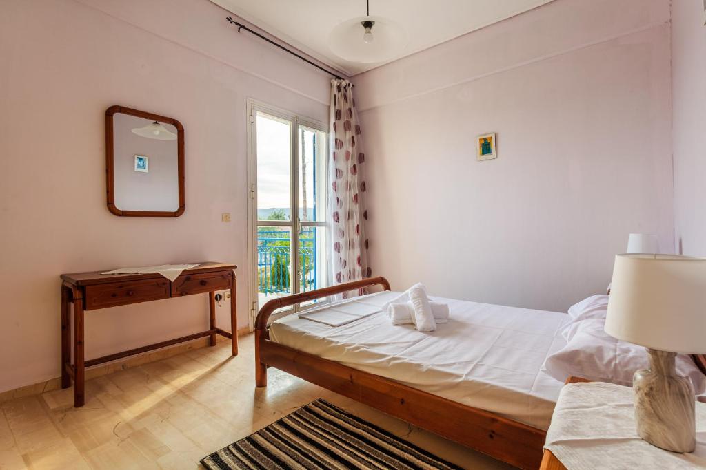 Posteľ alebo postele v izbe v ubytovaní Koroni Seaview Retreats - Summer Escape Lodgings