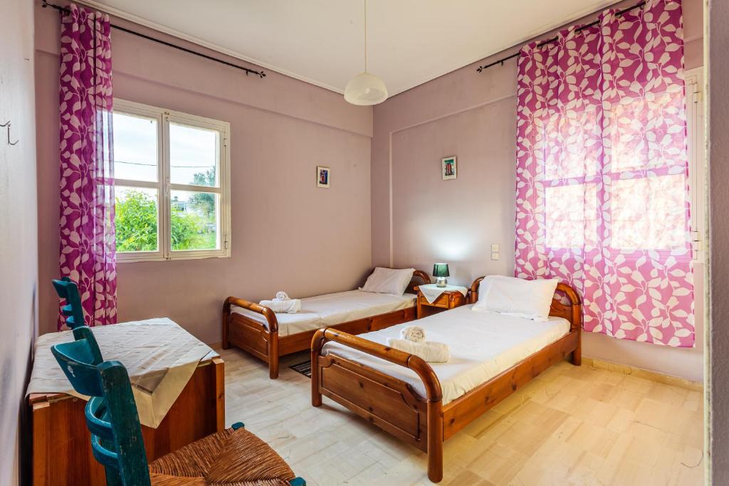 Posteľ alebo postele v izbe v ubytovaní Koroni Seaview Retreats - Summer Escape Lodgings