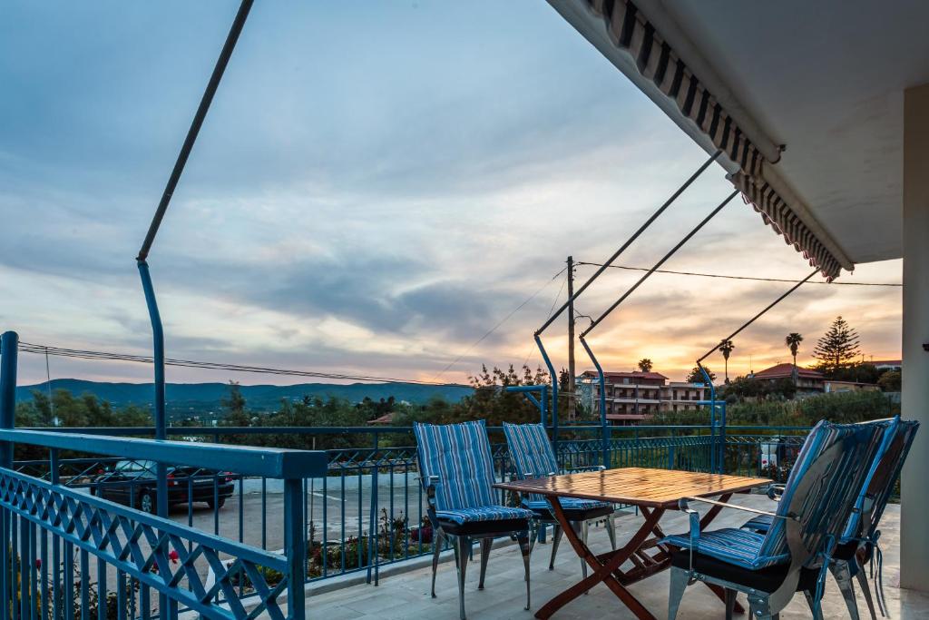 Balkón alebo terasa v ubytovaní Koroni Seaview Retreats - Summer Escape Lodgings