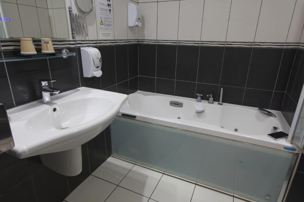 Koupelna v ubytování Logis Hôtel Centrotel et Spa Bulles d'Allier