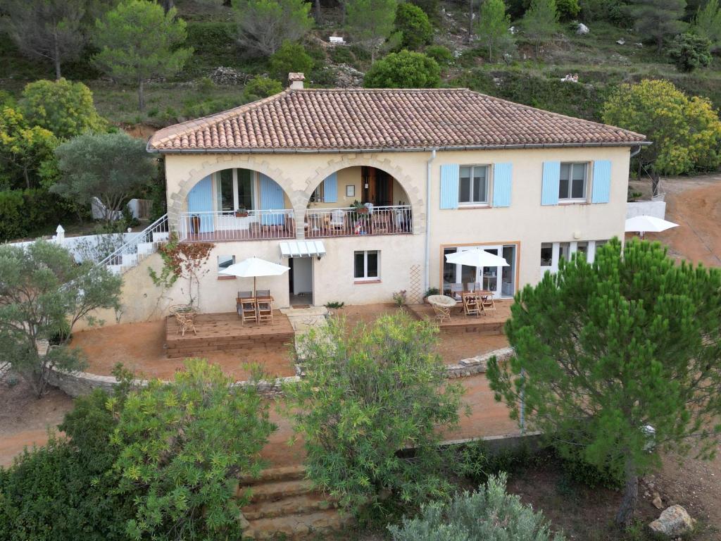 una vista aérea de una casa con patio en NOUS, en Agel