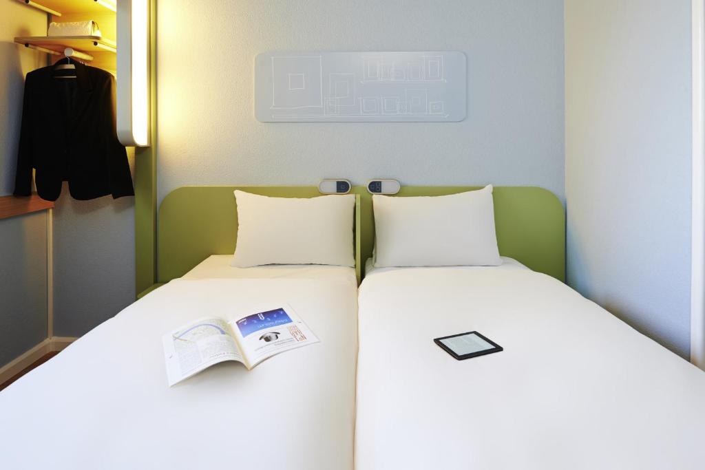 Postel nebo postele na pokoji v ubytování Hotel Ibis Budget Lyon Eurexpo -